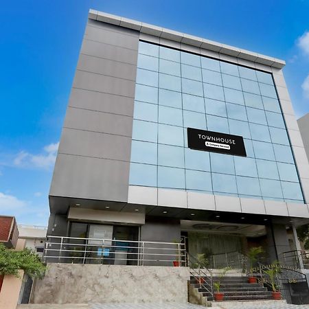 Super Townhouse Khammam Formerly Bluemoon Exterior photo