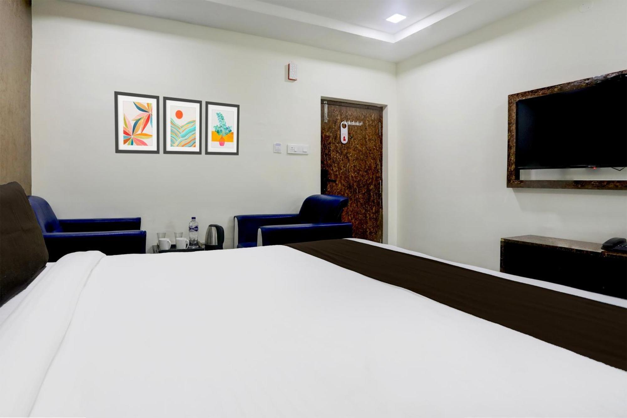 Super Townhouse Khammam Formerly Bluemoon Exterior photo
