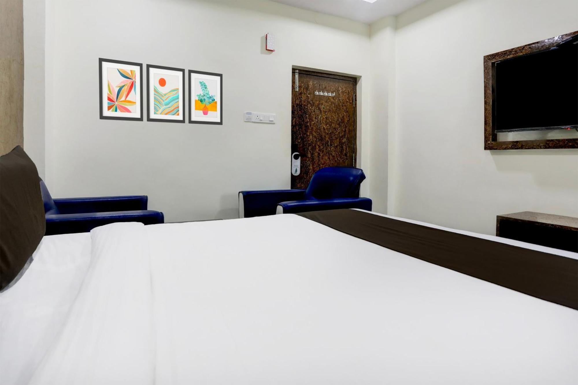 Super Townhouse Khammam Formerly Bluemoon Exterior photo
